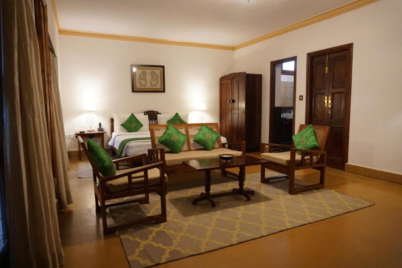 Saraca Hotel Лакнау Екстериор снимка
