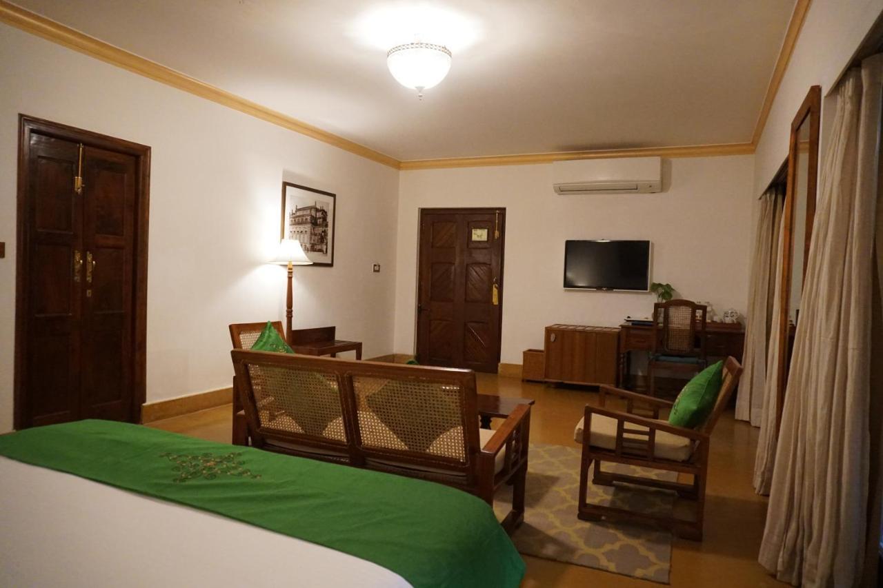 Saraca Hotel Лакнау Екстериор снимка
