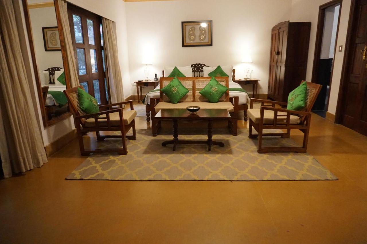Saraca Hotel Лакнау Екстериор снимка