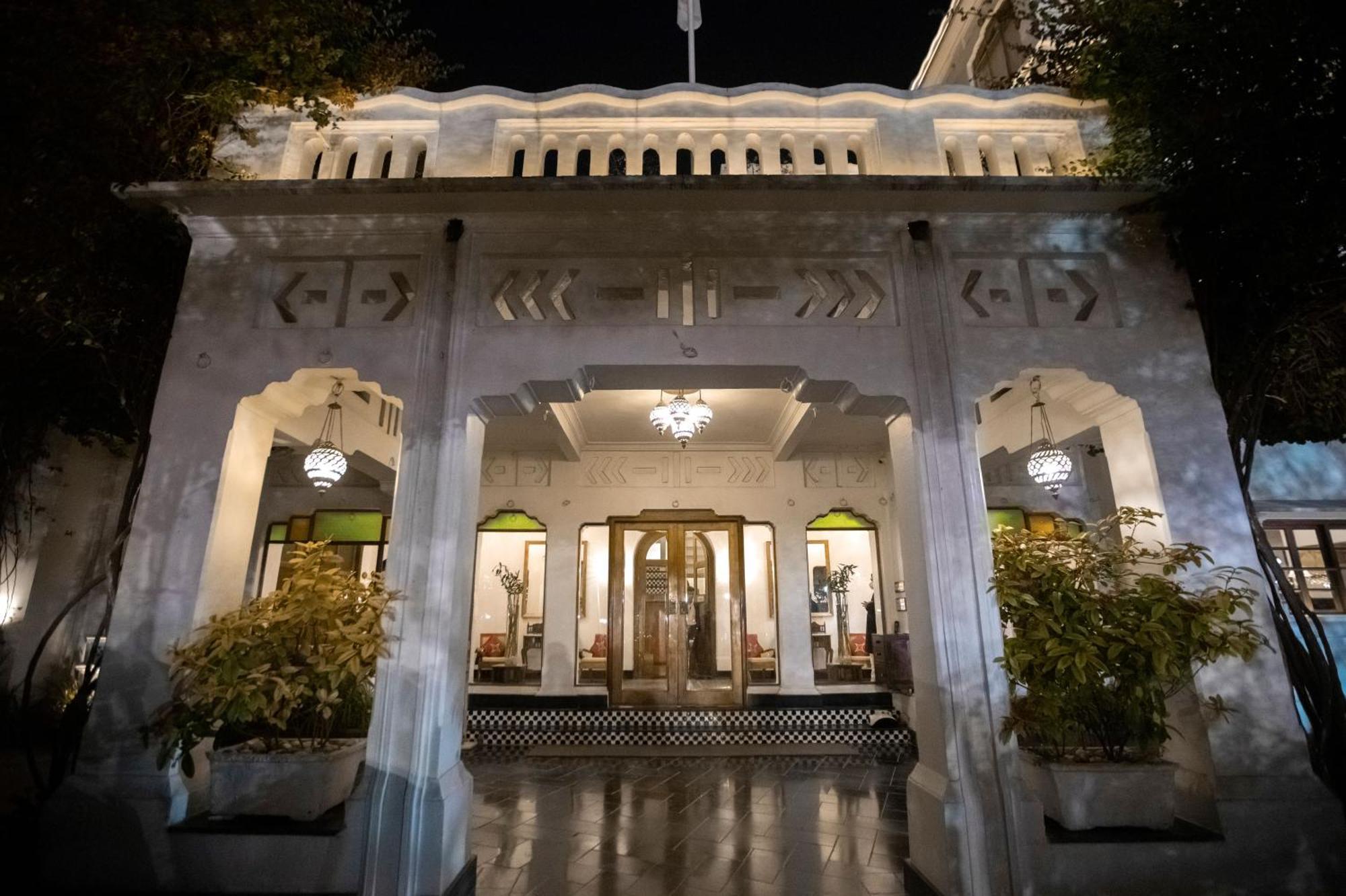 Saraca Hotel Лакнау Екстериор снимка