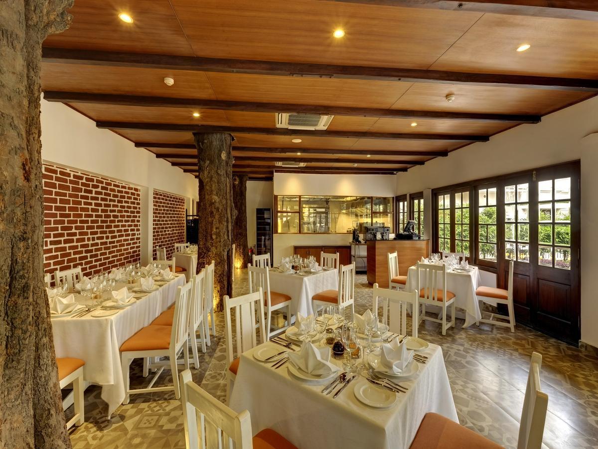 Saraca Hotel Лакнау Екстериор снимка