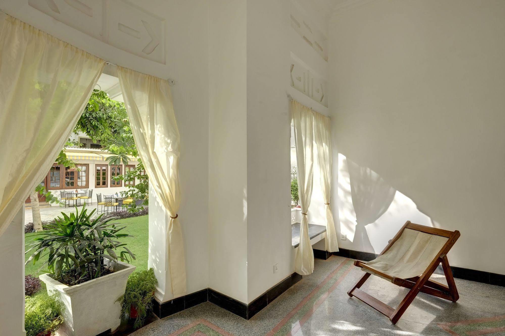 Saraca Hotel Лакнау Екстериор снимка