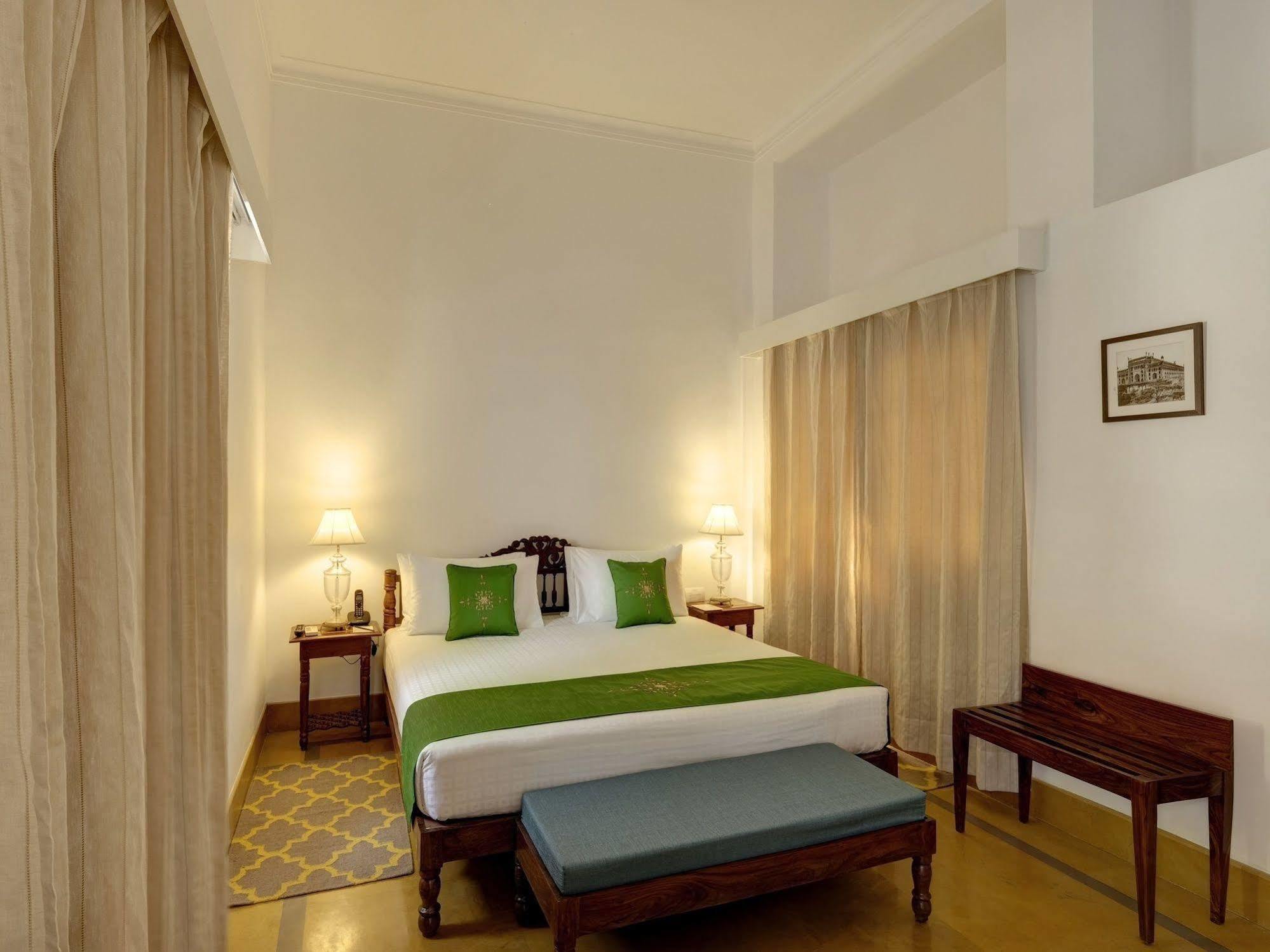Saraca Hotel Лакнау Екстериор снимка