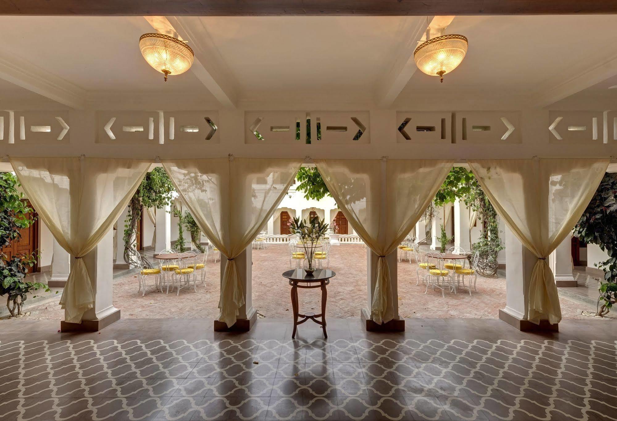 Saraca Hotel Лакнау Екстериор снимка