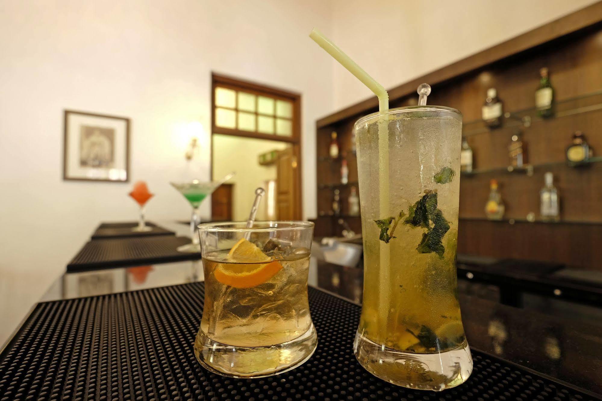 Saraca Hotel Лакнау Екстериор снимка