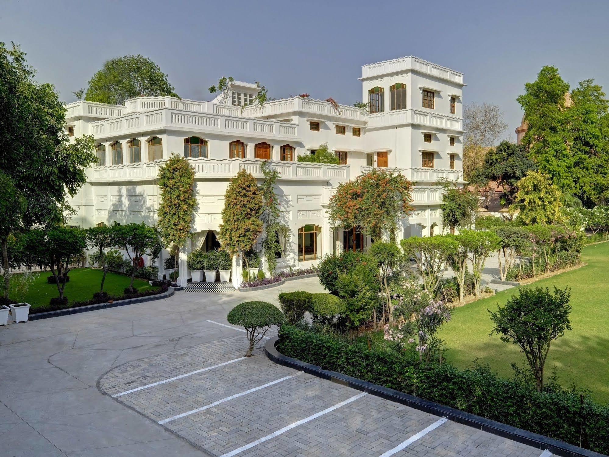 Saraca Hotel Лакнау Екстериор снимка
