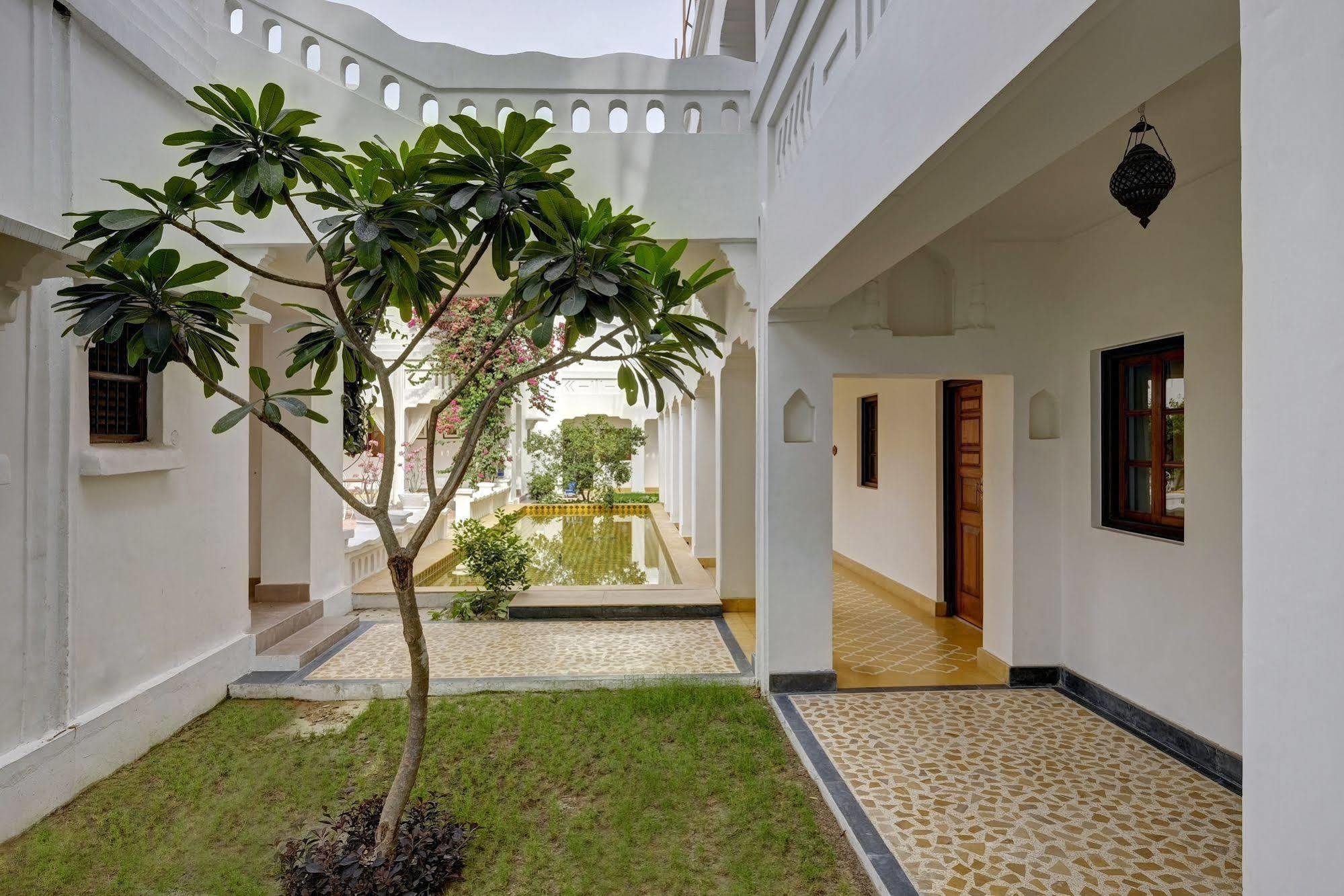 Saraca Hotel Лакнау Екстериор снимка